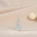 Collana a fiocco argento con ciondolo a goccia blu chiaro su sfondo di tessuto champagne - Argento (XL63173)