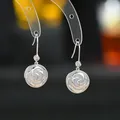 Orecchini pendenti in argento con ciondolo a rosa bianca e dettaglio in zircone - Stile Disco Tondo Rosa (ED62130) / Argento