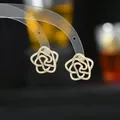 Eleganti orecchini a fiore dorati con zirconi scintillanti su espositore nero - Stile Floreale Traforato (ED62224) / Oro