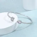 Dettaglio macro del bracciale argento con zirconi rosa a forma quadrata e a goccia - Argento Rosa
