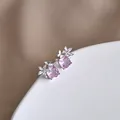 Vista macro di orecchini con pietra rosa quadrata e dettagli a farfalla d'argento - Argento (Rosa)