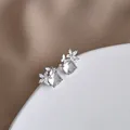 Primo piano di orecchini a farfalla e fiori in argento S925 con pietre trasparenti - Argento (Trasparente)
