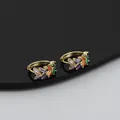 Orecchini a cerchio dorati a C con zirconi baguette arcobaleno e design geometrico - Oro (ED897052)