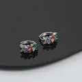 Dettaglio di orecchini a C geometrici con pietre di zircone colorate a taglio baguette - Argento (ED897052)