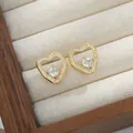 Nahaufnahme von herzförmigen Goldohrringen mit Zirkonia-Besatz und Hauptstein - Gold