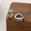 Detalle de pendientes de aro con forma de corazón y circonitas arcoíris engastadas en plata - Plateado (ed897314)