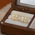 Detalle de pendientes de mariposa en oro con circonitas marquesa y detalles de micro-pavé - Dorado (ED69032)