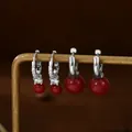 Λήψη macro από δύο ζεύγη vintage γαλλικά σκουλαρίκια με κόκκινα μαργαριτάρια - Ασημί κόκκινο στυλ τεχνητού μαργαριταριού (ED897564)
