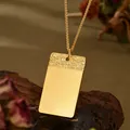 Dettaglio macro del ciondolo rettangolare placcato oro con motivi tradizionali e finitura opaca - Grande Stile Rettangolare Motivo Nuvola Oro (XL00324)