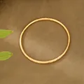 Bracciale Qiankun minimalista in oro con motivi floreali vintage a rilievo - Bracciale Rigido Sottile con Fiori in Rilievo (SZ00218) / Oro