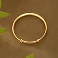 Dettaglio del bracciale dorato lucido con chiusura regolabile su tessuto marrone testurizzato - Bracciale Rigido Regolabile Lucido (SZ00216) / Oro