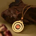 Primer plano del colgante giratorio dorado con carácter Fu rojo e incrustaciones de cristal - Estilo Carácter Fu Giratorio Disco Rojo Dorado (XL00329)