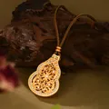 Macro de un colgante de calabaza en filigrana de oro con diamantes y cordón tejido - Grande Estilo Calabaza Filigrana Con Diamantes (XL00330)
