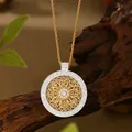 Vista detallada del colgante de mandala chapado en oro con circonitas blancas y cadena - Estilo Mandala Hueco Diamantes Bicolor (XL00338)
