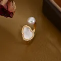 Dettaglio macro dell'anello a forma di zucca dorata con perla d'acqua dolce e madreperla - Oro (JZ68621)