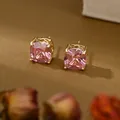 Dettaglio di orecchini a perno con gemma quadrata rosa e montatura dorata traforata - Stile Rosa(ED69855) / Oro