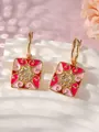 Emaille-Ohrringe in Gold mit roten quadratischen Anhängern und Blumen-Kristalldetails - Emaille-Kacheln / Rot-Rosa Quadratisches Herzstil (WXE04031)