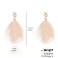 Dettaglio delle dimensioni di lunghi orecchini in pelliccia di visone rosa e perline - Pendaglio Piuma Rosa Pallido (NCE01887-1)