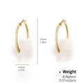 Dettaglio di orecchini a cerchio dorati con pompon bianchi e zirconi scintillanti - Grande Cerchio con Palla di Pelo Bianca (NCE01899-2)