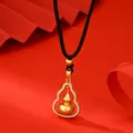 Colgante de calabaza chapado en oro con circonitas y cordón negro sobre fondo rojo - Estilo Mate Marco Calabaza Hueca Dorado (XL00320)