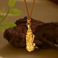 Colgante Pixiu dorado con acabado mate y cordón ajustable trenzado en color marrón - Estilo Colgante Pixiu Oro Mate (XL00347)