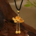 Colgante de loto en oro mate con borlas dobles y cordón negro trenzado para mujer - Estilo Borla De Vaina De Loto Mate Dorado (XL00362)