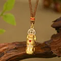 Colgante PiXiu bañado en oro con gema roja y cristales en un cordón trenzado - Estilo Rubí Pixiu Dorado Mate (XL00336)