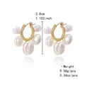 Orecchini a cerchio dorati con perle barocche, diametro 2,8 cm e peso di 9,58 g per pezzo - Orecchini a Cerchio con Perle (DNXE14165)