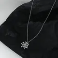 Collier élégant perle et flocon de neige avec pendentif argenté et zircones sur soie noire - Argent