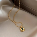 Elegante collana dorata con ciondolo ovale in pietra preziosa verde smeraldo su seta champagne - Collana con Pendente di Smeraldo
