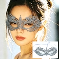 Silberne geformte Spitzenmaske mit Phönix-Design, getragen von elegantem Model. - Kleine Spitze / Silber
