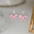 Dettaglio degli orecchini a cuore in zircone rosa con montatura in argento e pietre rosa - Orecchini a lobo / Argento Rosa