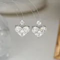 Dettaglio degli orecchini a cuore con cristallo trasparente e montatura in argento - Orecchini a lobo / Argento