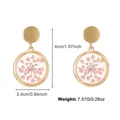 Golden round resin earrings with pink dried flowers, measuring 4cm by 2.4cm in size - Pink Dried Flower Round Style (WXE05162)