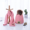 Conjunto de gorro y bufanda de punto rosa para niños con pompón y parche de la letra V - Talla Niños / Forro de Felpa Patrón en V (Gorro y Bufanda) / Rosa