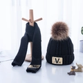 Set de gorro y bufanda de punto negro para niños con pompón y detalle de insignia en V - Talla Niños / Forro de Felpa Patrón en V (Gorro y Bufanda) / Negro