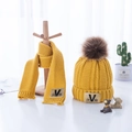 Conjunto de gorro y bufanda de punto para niños amarillo jengibre con pompón de piel - Talla Niños / Forro de Felpa Patrón en V (Gorro y Bufanda) / Amarillo Jengibre