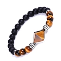 Dettaglio di perle di onice opaco e occhio di tigre con piramide di pietra in telaio metallico - Bracciale in Pietra Opaca con Piramide di Occhio di Tigre