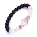 Dettaglio macro di perle di agata nera opaca e quarzo rosa su un braccialetto di cristallo - Bracciale in Pietra Opaca con Piramide di Quarzo Rosa