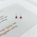 Pendientes minimalistas de plata S925 con circonitas rosas y engaste de 4 garras - Rosa Rojo