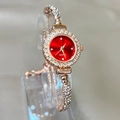Detailansicht des roten Zifferblatts mit Strasssteinen an der roségoldenen Armbanduhr - Rot