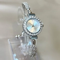 Elegante silberne Quarzuhr für Damen mit funkelndem Kristallbesatz und Armbanddesign - Weiß