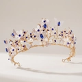 Corona dorata bosco con cristalli blu, fiori bianchi e ciondoli a farfalla vuoti - Oro+Zircone Blu