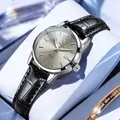 Montre à quartz élégante OLEVS pour homme avec bracelet en cuir noir et fonction calendrier - Style Femme / Cuir Noir Boîtier Argent Cadran Gris