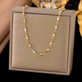 Collar dorado de acero de titanio con elementos de estrella en caja de joyas beige - Collar de Estrellas-Dorado