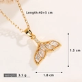 Elegante collana con coda di pesce dorata e zirconi marquise su catena sottile - Coda di Sirena in Zircone Marquise (NKL04019)