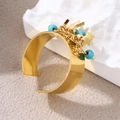 Anello aperto largo dorato con ciondoli a stella e perline azzurre su base di pietra - Stile Pendente Stella e Turchese (MJ-R00901)