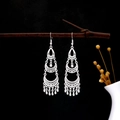 Orecchini etnici Miao in argento con lunghe nappe e ciondoli a forma di luna - E7113 (Nappa a Goccia Traforata) / Argento