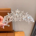 Détail macro du diadème argenté avec fleurs en cristal et strass en forme de poire - Style Argenté (YY-030)