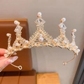 Détail du diadème doré de princesse avec perles blanches et accents étincelants - Style Doré (YY-032)